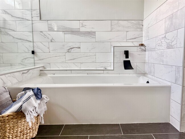 Building Photo - 608 W Drew St