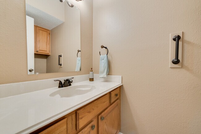 Building Photo - Charming Condo in Valley Ranch