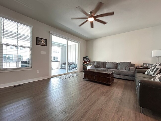 Building Photo - Spacious 4-Bedroom Townhome with Garage & ...