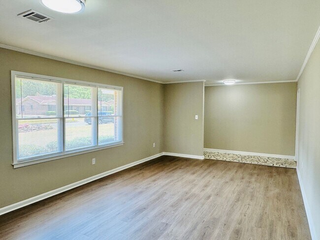 Building Photo - Room to Roam, Comfort to Stay — This Updat...