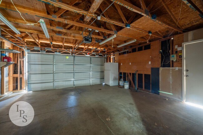 Building Photo - North West Fresno Home, 3BR/2BA, Built 1995 - Lots of Amenities!
