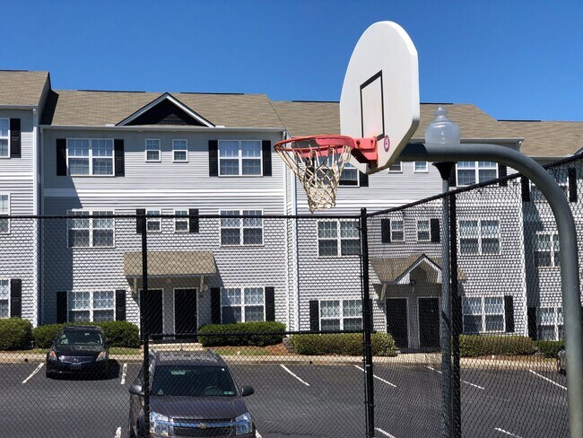 Building Photo - 3 Bedroom Apartment in University Village