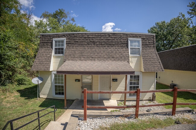 Building Photo - 907 E Cedar Way