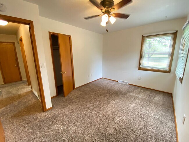 Building Photo - Now leasing for May 2026! Four Bed/Two Bath