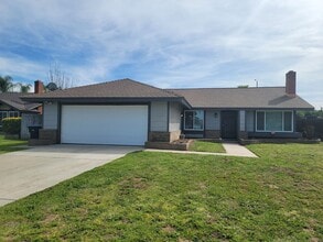 Building Photo - 3 Bedroom 1 3/4 Bath HOUSE with 2 car garage