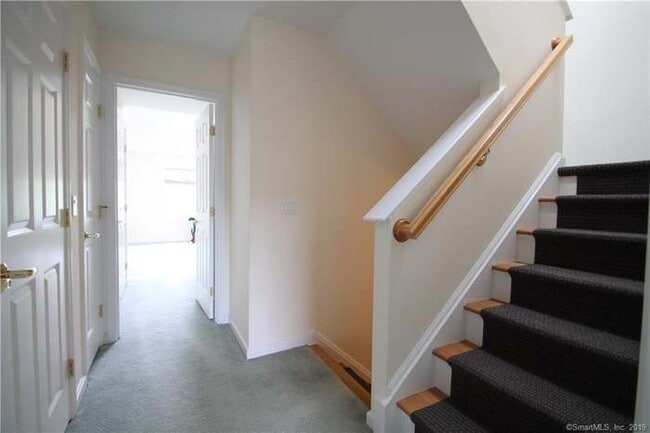 Building Photo - 49 Woodcrest Ln