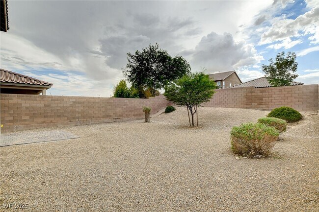 Building Photo - 6237 Fallsview Ct