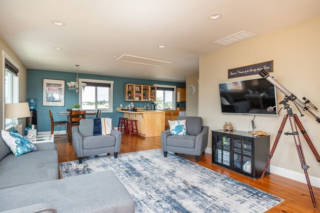 Building Photo - Spacious and Beautiful Home with Private Apartment!