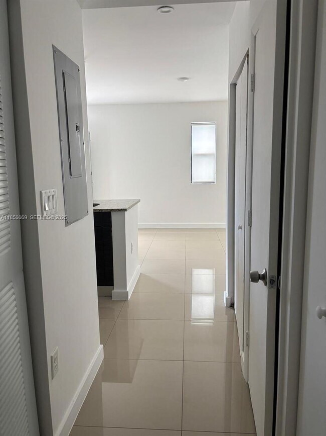 Building Photo - 423 E 27th St