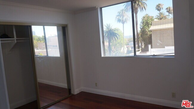 Building Photo - 137 S Palm Dr