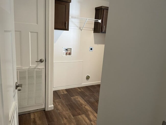 Building Photo - 5631 Pinecrest Dr