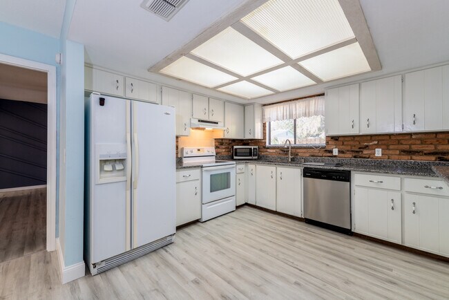 Building Photo - 795 Victoria Cir E