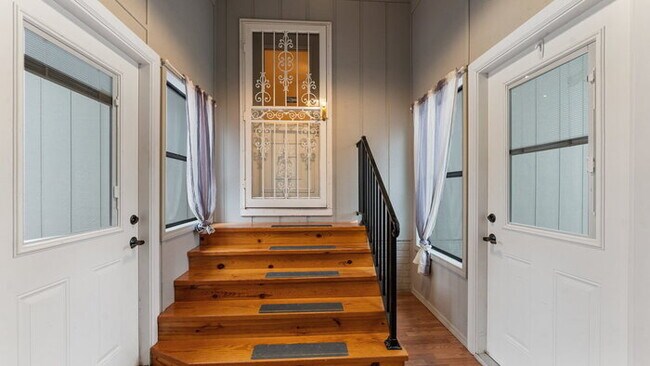 Building Photo - "Charming 2-Bed Home with Scenic Views and...
