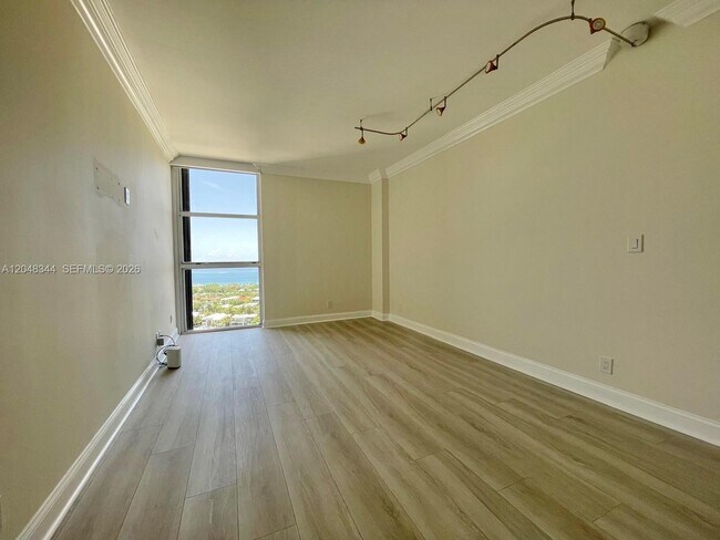 Building Photo - 20281 E Country Club Dr