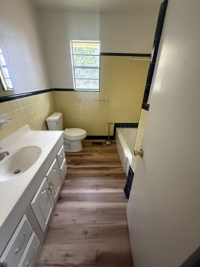 Building Photo - Rainbow City Rental