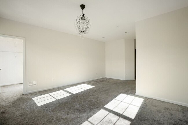 Building Photo - Stunning 2-Level Townhouse Condo in Sought...