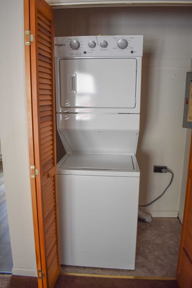 Building Photo - Second Floor - Two Bedroom with Garage in Jersey Shore