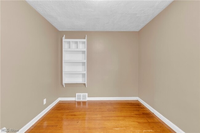 Building Photo - 15901 Edgewood Ave