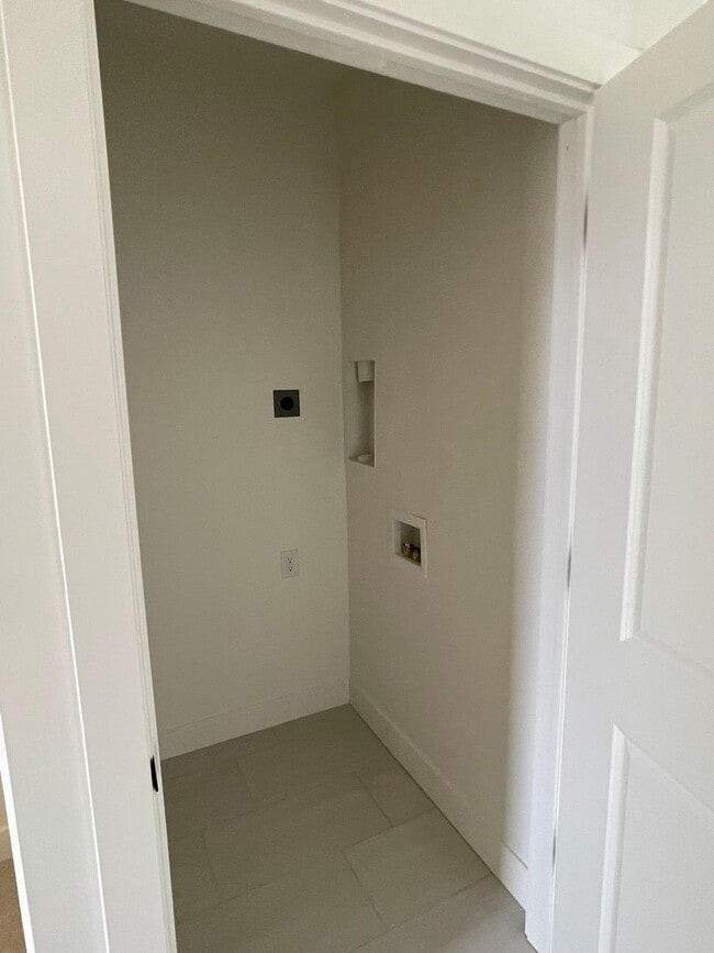 Building Photo - 4 Bed/3.5 Bath, 2-Car Garage