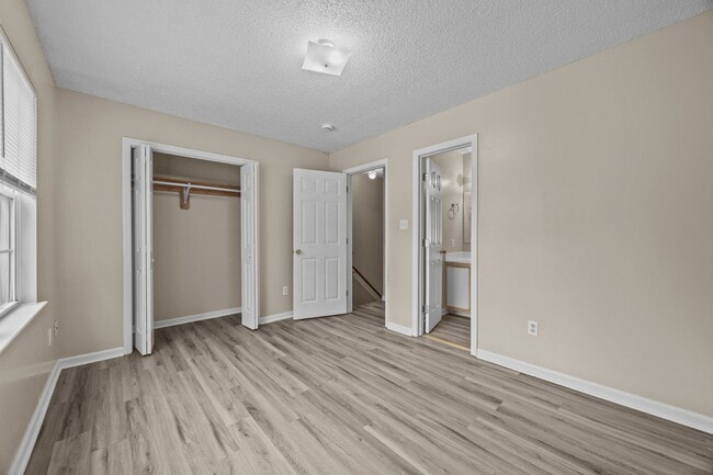 Building Photo - Welcome to Hunters Creek!