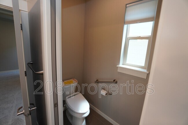 Building Photo - 407 W Pavilion Ln