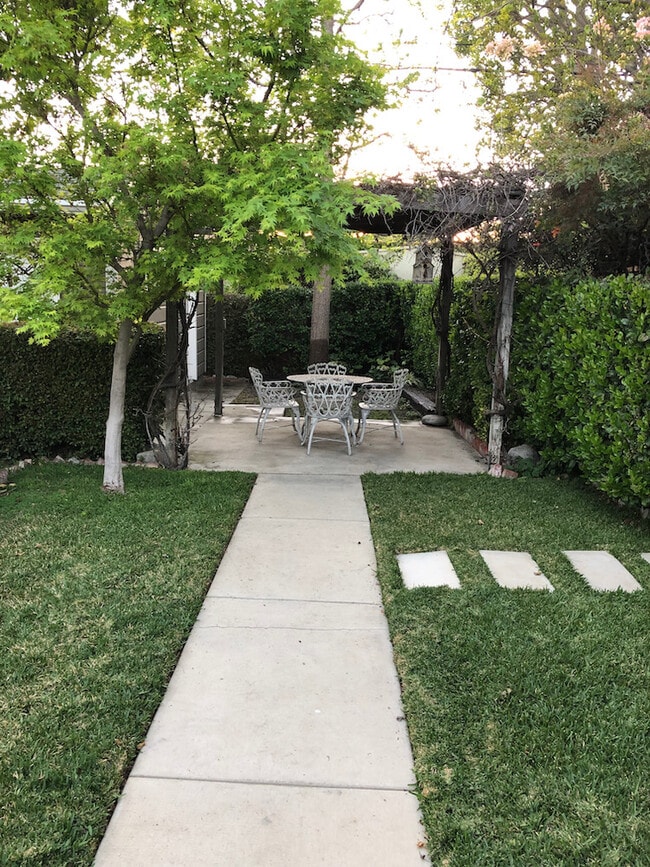 backyard covered patio - 827 N Kemp St