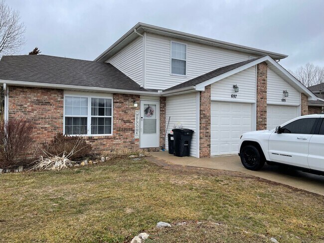 Building Photo - 655-657-657 Country Squire Ct