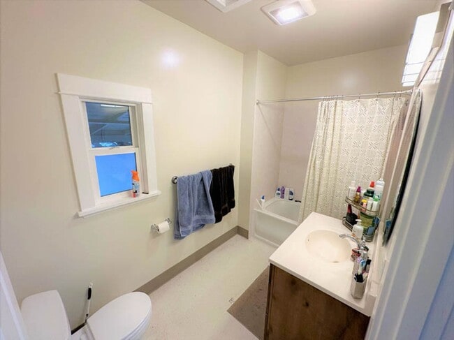 Building Photo - Monroe & 23rd St. Big 6 Bed 2 bath Home