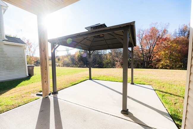 Building Photo - Spacious 5 Bedroom, 3 bath home in Greensboro with 2 car garage