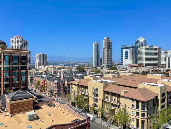 Building Photo - Furnished condo in the heart of San Diego ...