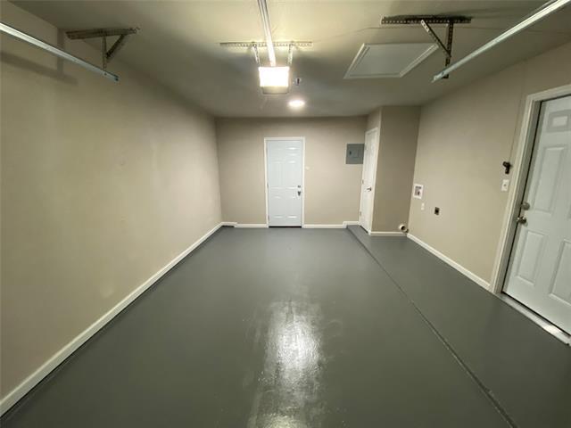 Building Photo - 2434 Lakeshore Dr