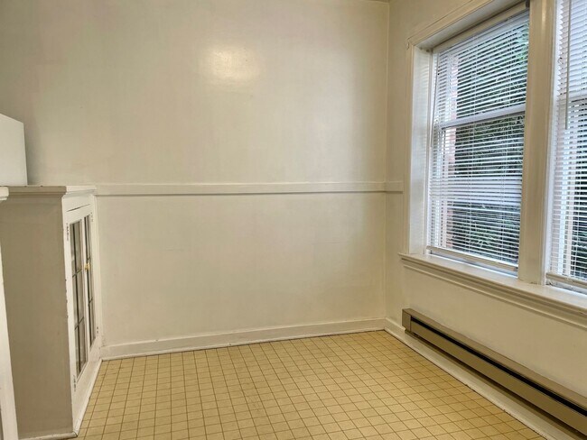 Building Photo - Spacious 2 Bed 1 Bath Condo in University of Washington District.
