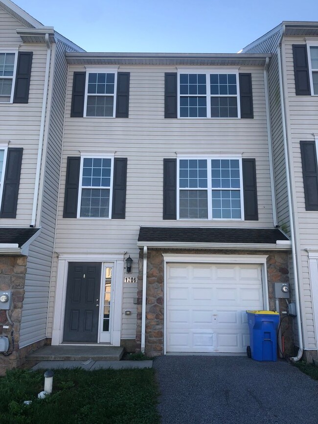 Building Photo - Coming soon - 3 bedroom, 2.5 bath condo in...