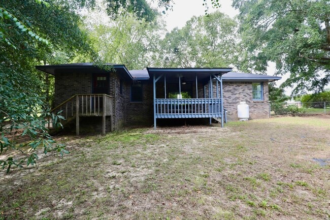 Building Photo - 806 Club Ln