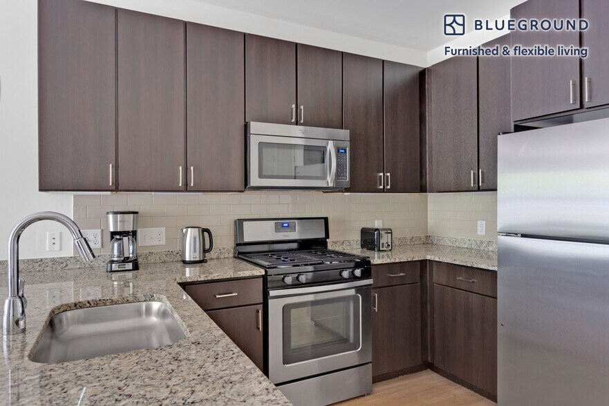 Building Photo - 333 Great River Rd