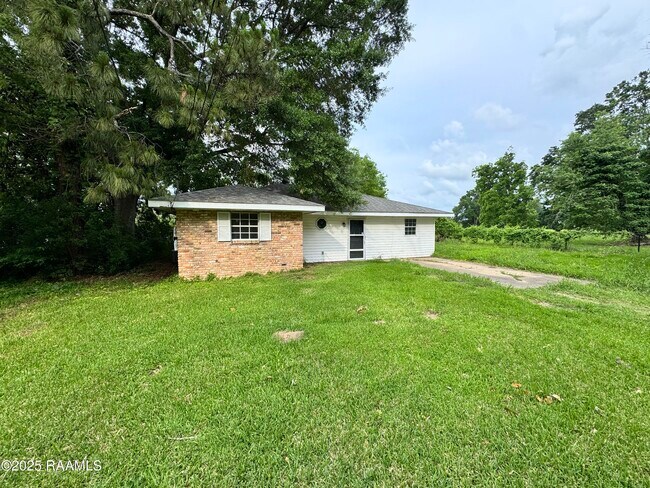 Building Photo - 105 Chag St