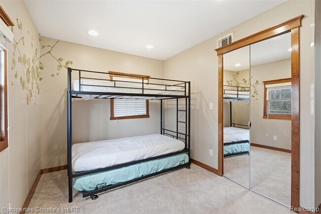 Building Photo - 2739 Lakeridge Ave