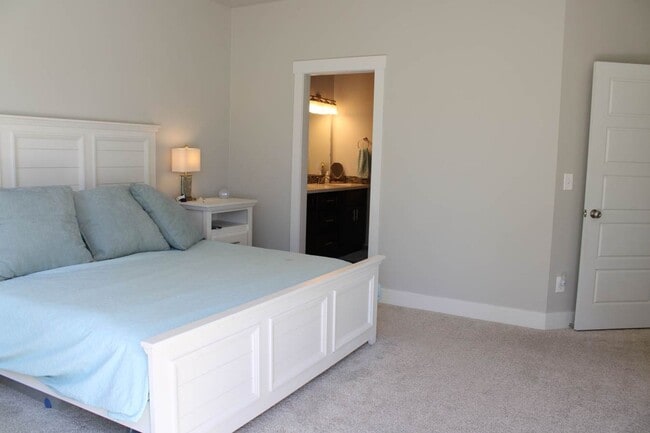 Building Photo - Beautiful Wollochet Bay 3-Bedroom Town Home