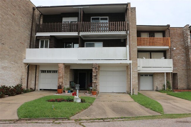 Primary Photo - 702 N Holiday Dr