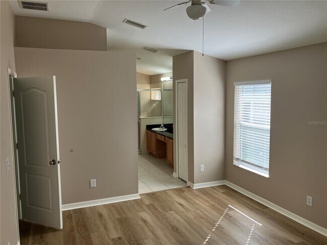 Building Photo - 15848 Leatherleaf Ln