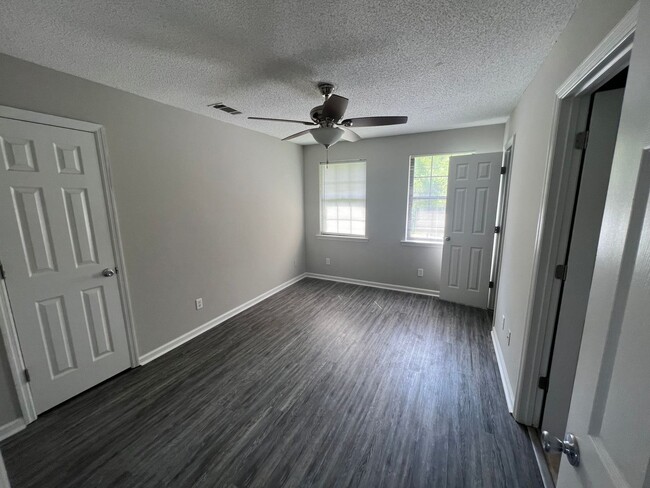 Building Photo - SPRING MOVE-IN SPECIAL: $500 OFF 1ST MONTH...