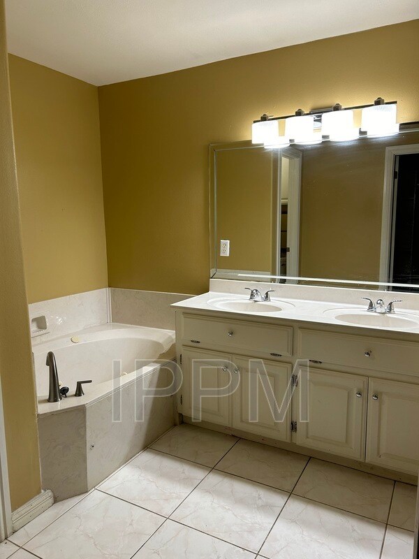 Building Photo - 2609 Thomas Ln