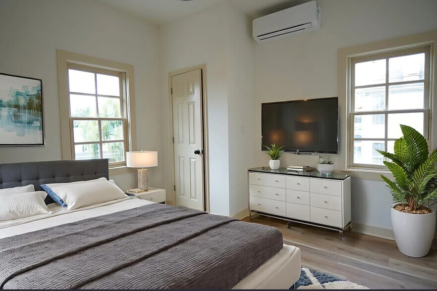 Primary Bedroom - 1101 Pierce St