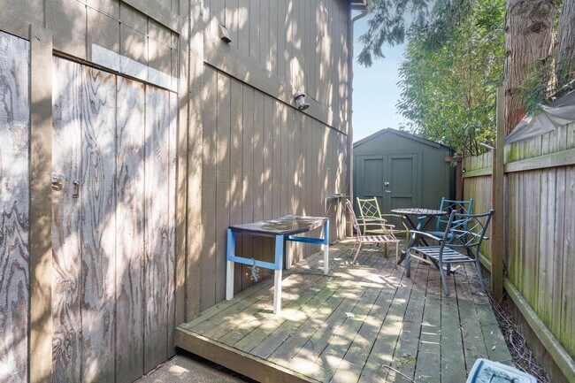 Building Photo - $500 off! Updated, upstairs 2-bdrm/1-bath triplex apt—On-site w/d, off-street parking, near downt...