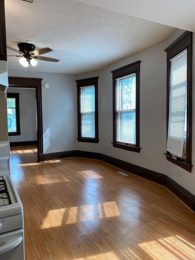 Building Photo - Spacious 2-Bed 1-Bath Unit Available in Minneapolis!
