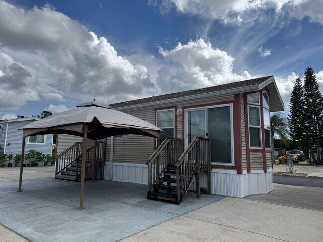 Building Photo - 1309 Pine Island Drive N.
