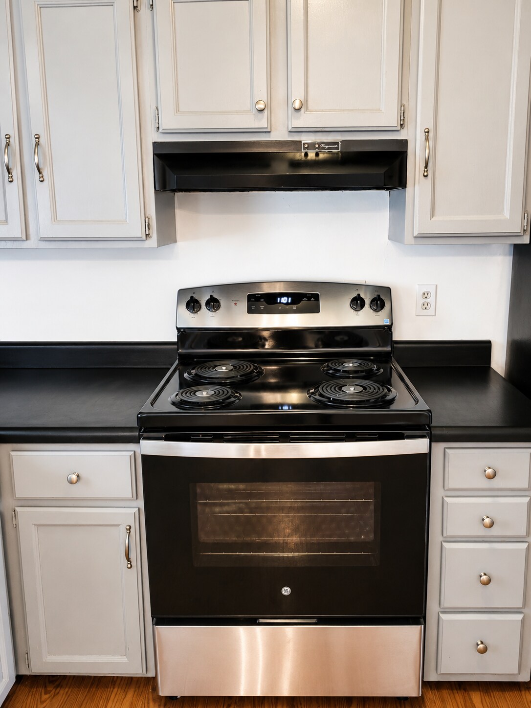 Kitchen neat and organized - 303 Rutherford Ave NW