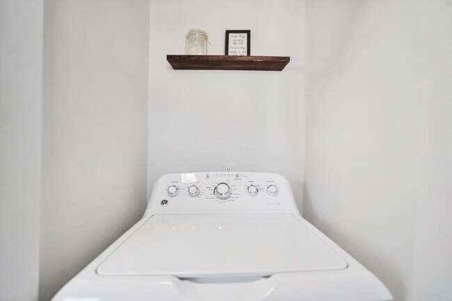 Building Photo - 2412 SW Mission Ave