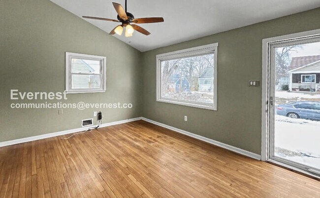 Building Photo - 3 Bed/2 Bath Home with Off-Street Parking / Pet-Friendly / Available Now!