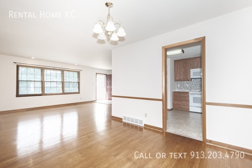 Building Photo - 9151 Somerset Dr